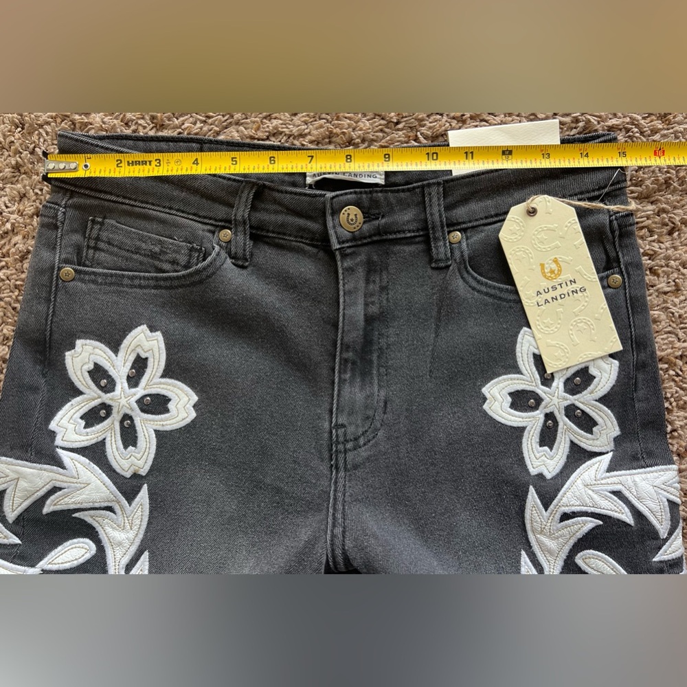 🔥✔️ Black Friday NWT Austin Landing Studded Western Mid Rise Flare Jeans Sz 9/29 - Picture 6 of 16